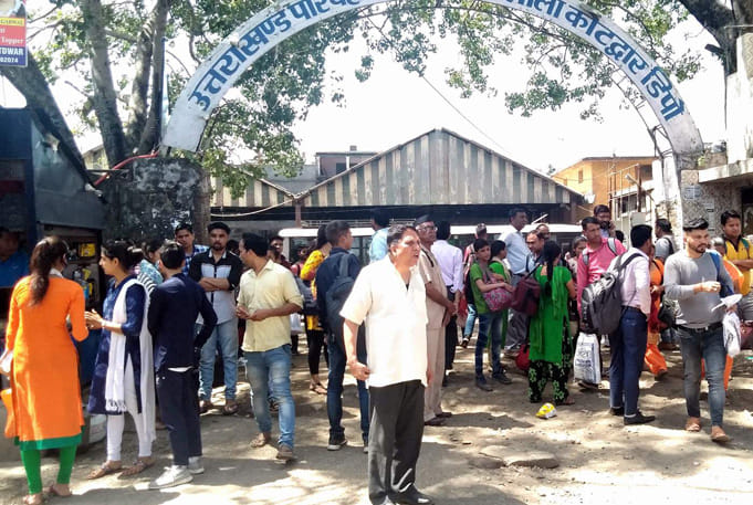 बस के लिए यात्रियों ने घंटों किया इंतजार