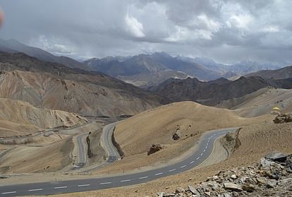 HRTC bus will leave for Leh from Keylong bus stand
