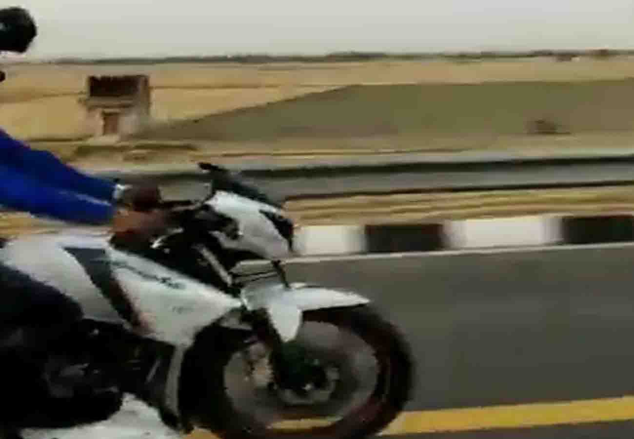 bike caught fire on lucknow agra express way police saved couple