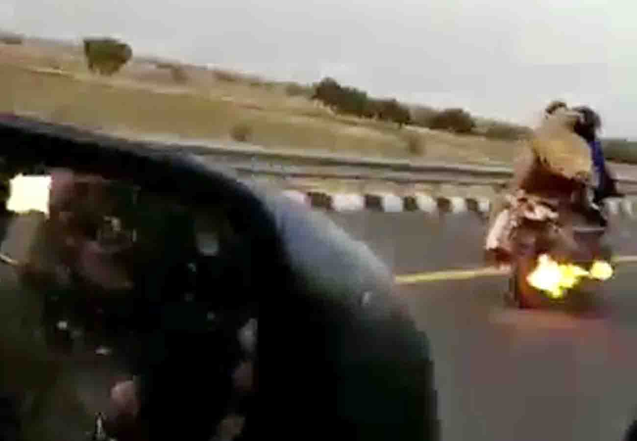 bike caught fire on lucknow agra express way police saved couple