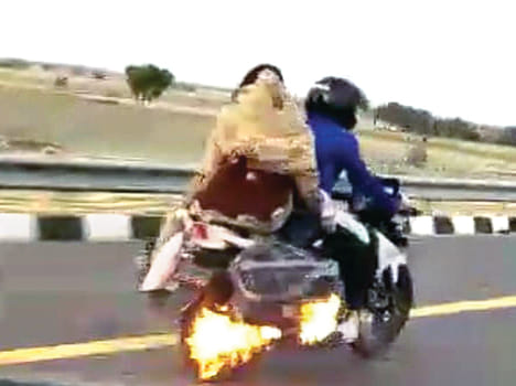 Four km race burning bikes on expressway