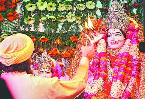 मनोकामनाएं लेकर मां के दरबार में पहुंचे भक्त