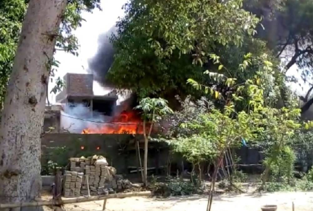 Fire in basti and 28 huts burned
