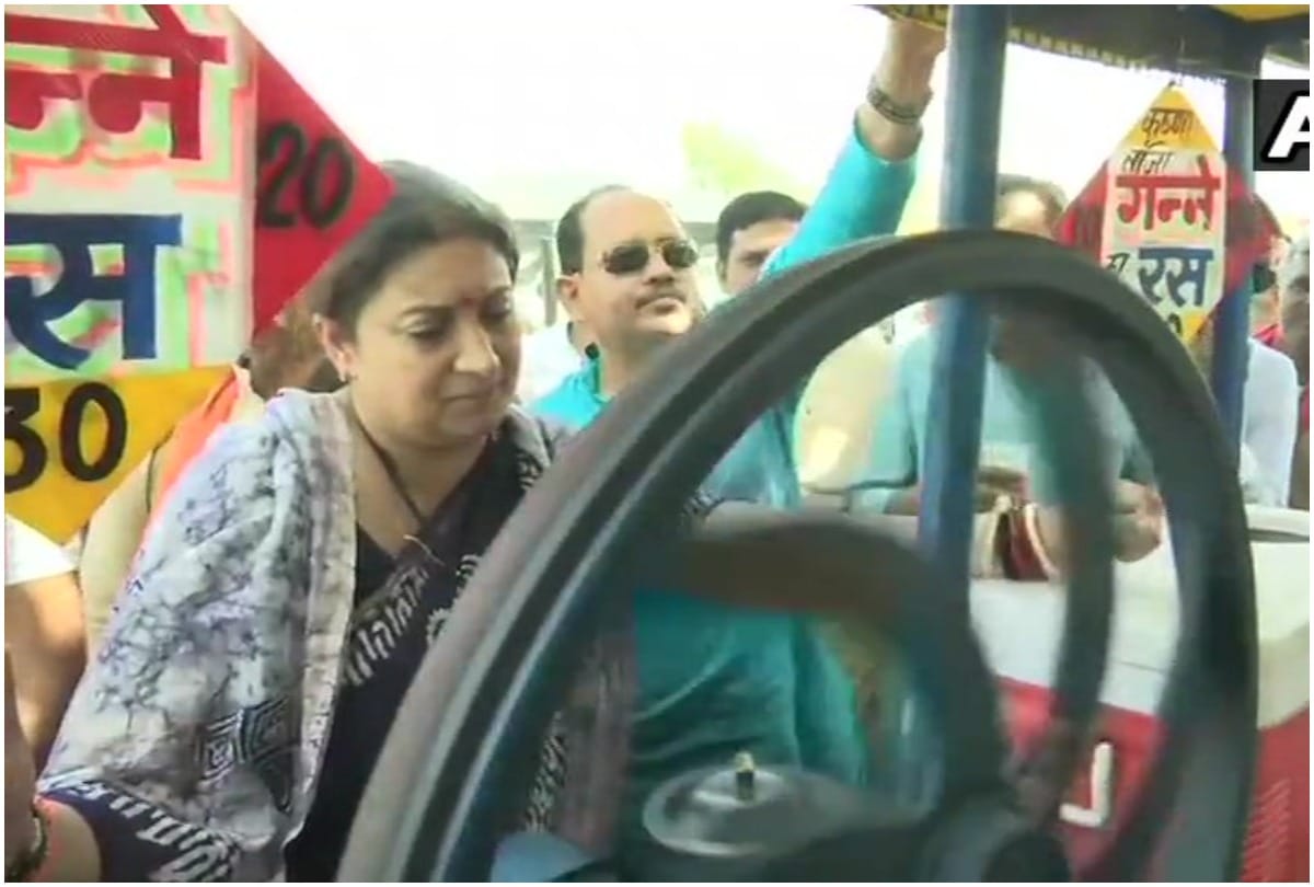 Lok Sabha Chunav 2019: BJP Candidate Smriti Irani drinks sugarcane juice campaigning in Amethi