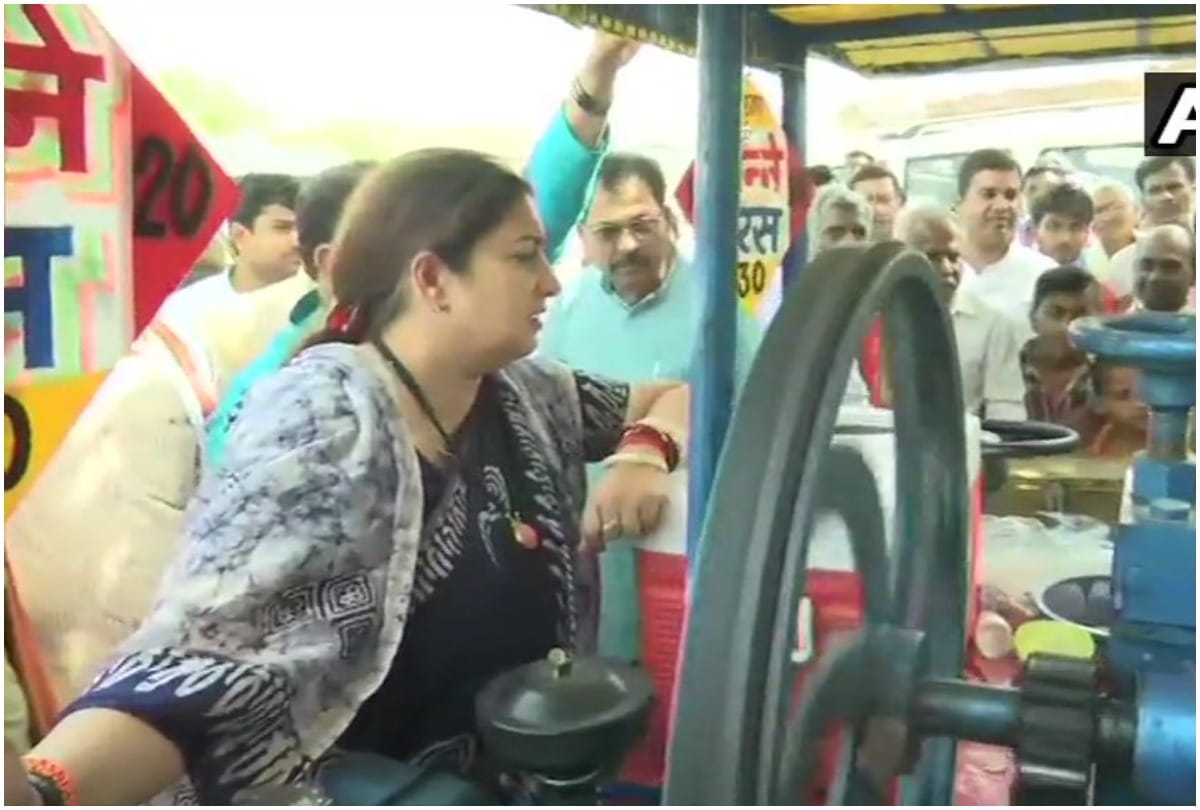 Lok Sabha Chunav 2019: BJP Candidate Smriti Irani drinks sugarcane juice campaigning in Amethi