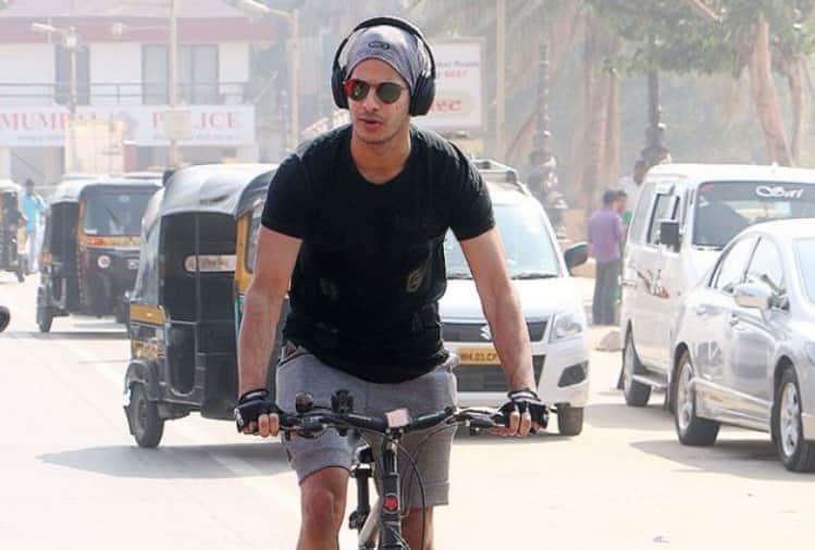 ishaan khattar fined 500 because bike parked no parking zone
