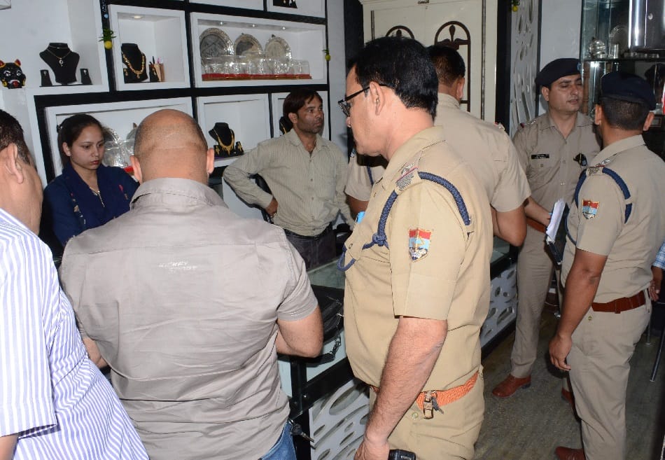 Police shocked to see Robbers exit plan after loot in jewellery shop dehradun 