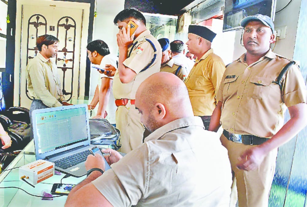Police shocked to see Robbers exit plan after loot in jewellery shop dehradun 