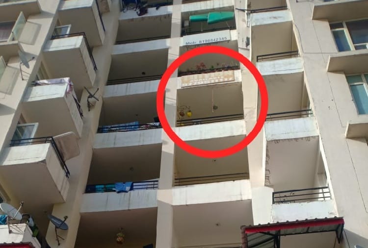 बालकनी में सफाई कर रही महिला की 5वीं मंजिल से गिरकर मौत