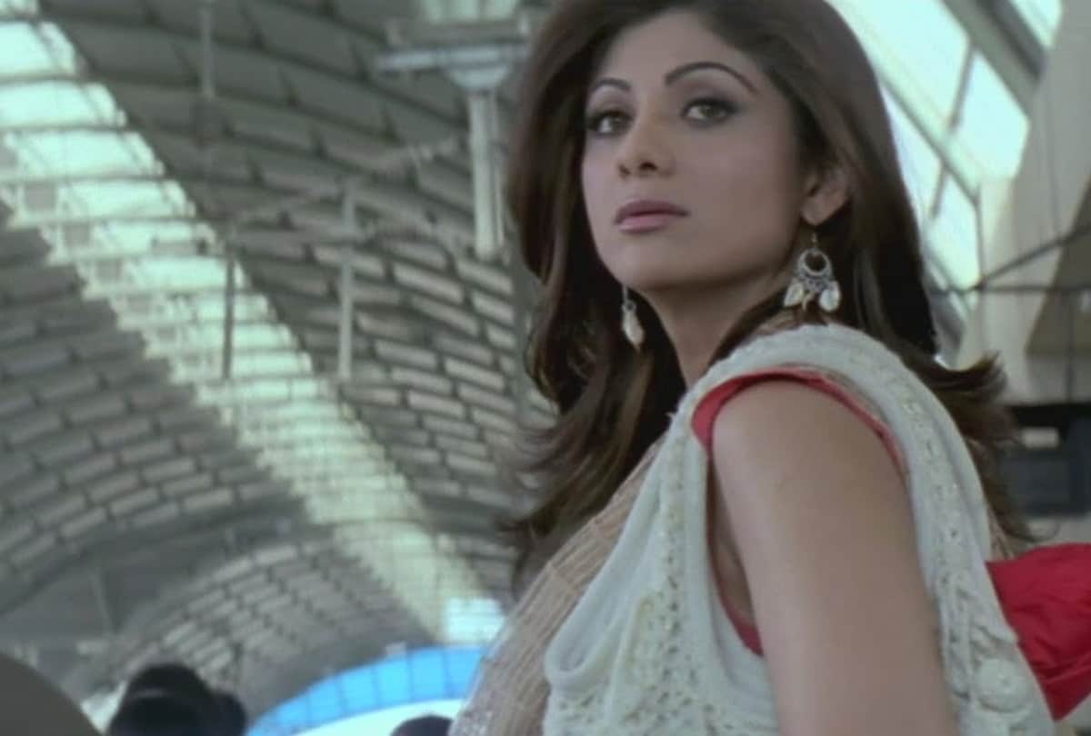 Here are some bollywood Films Which Potrayed Extra Marital Affair
