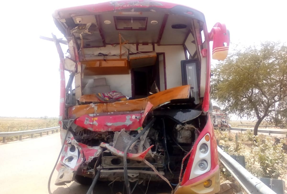 bus and truck collision on yamuna expressway in aligarh