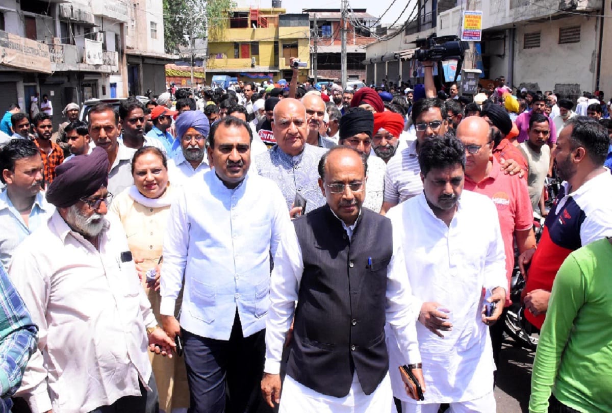 Union Minister vijay Goel reached Mayapuri
