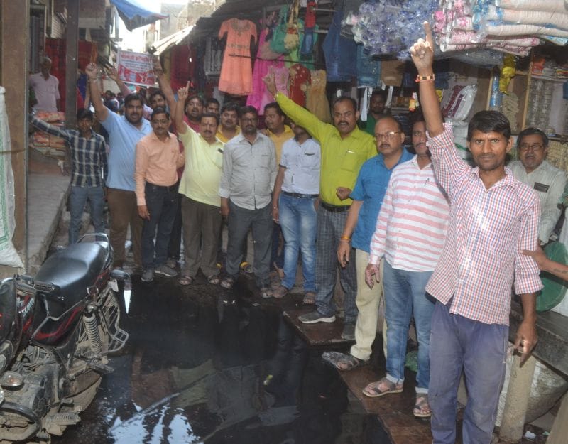 जलभराव के विरोध में व्यापारियों का प्रदर्शन