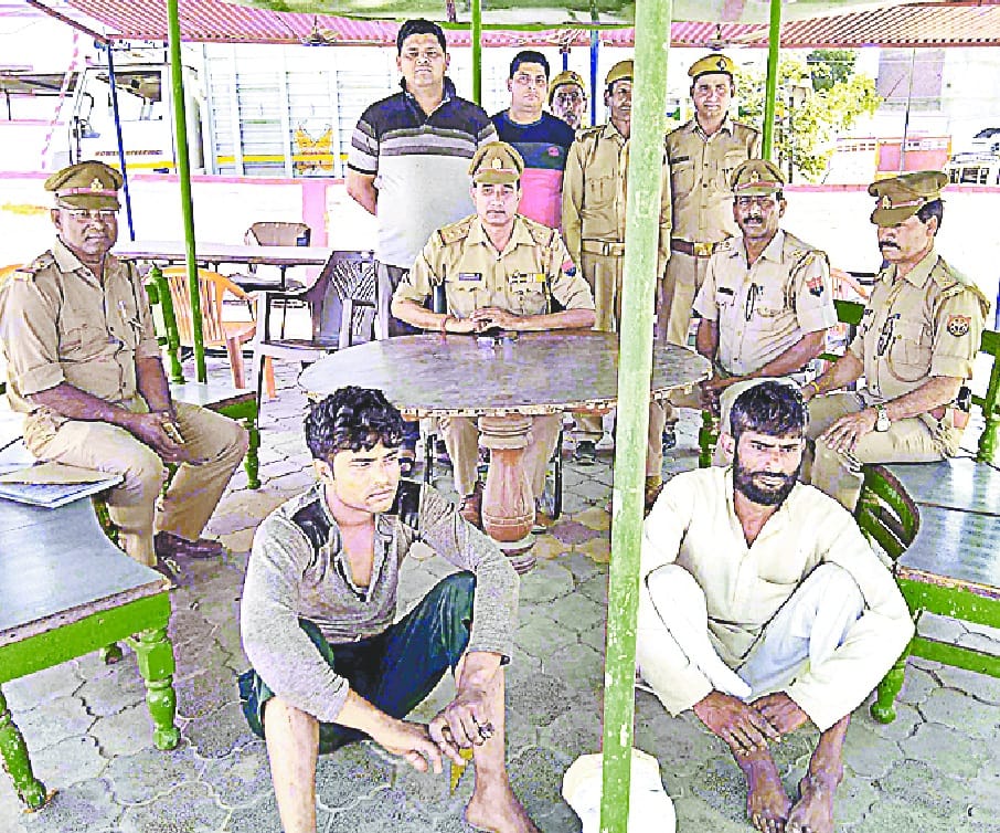 makaan par chaapa maarkar gokashi pakdi