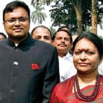 पत्नी श्रीनिधि और मां नलिनी के साथ कार्ति चिदंबरम (फाइल फोटो)