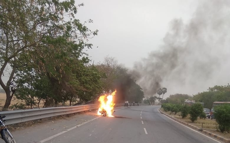 बाइक में लगी आग