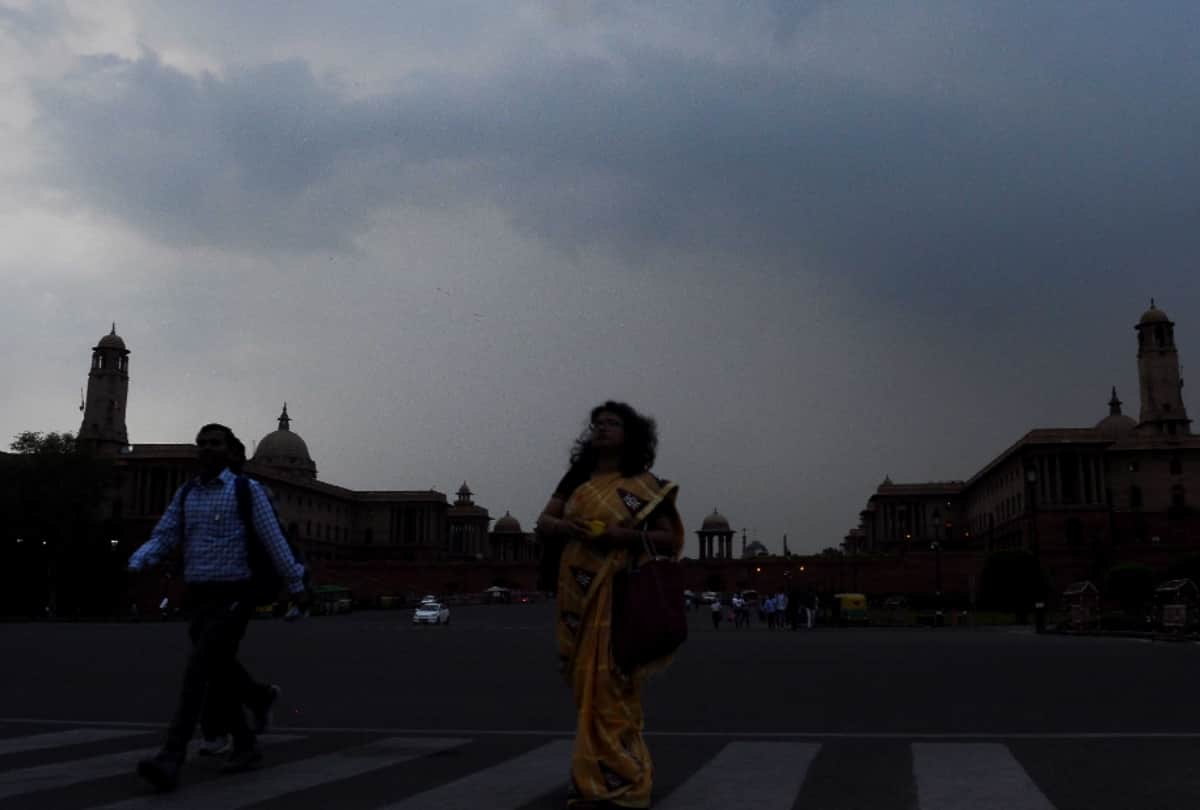 delhi ncr weather update scorching heat cloudy sky strong wind to blow today