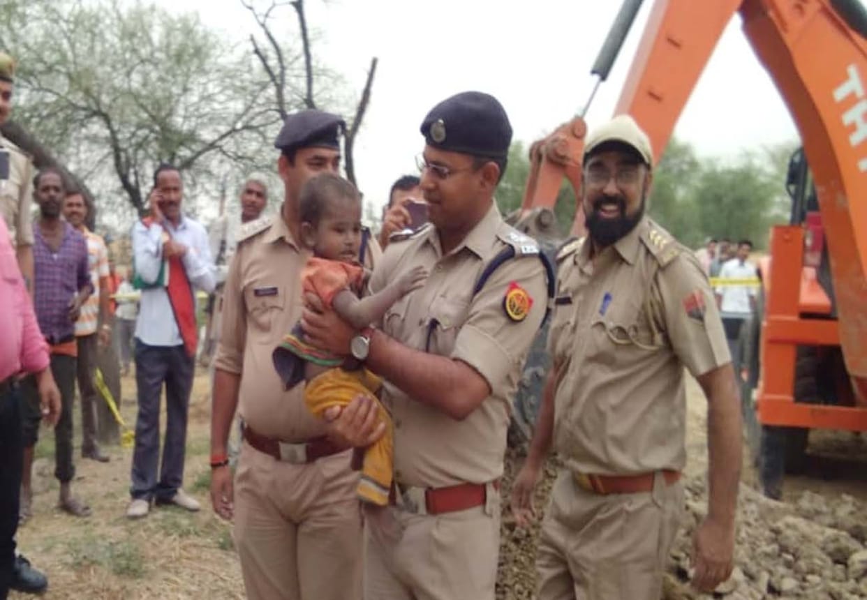 girl fell down in borewell in banda
