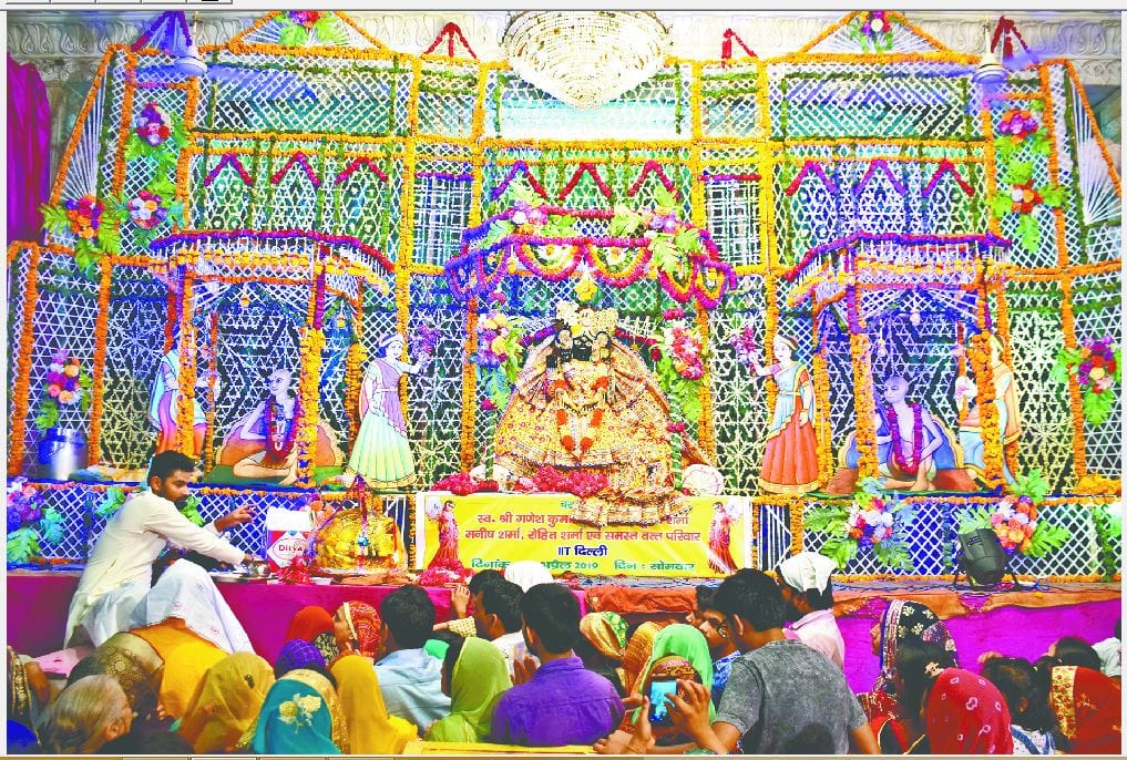 सुगंधित फूलों के बंगले में बांकेबिहारी ने दिए दर्शन