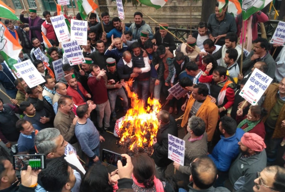 loksabha election 2019 Congress burn effigy of BJP Chief Satpal Satti in Shimla