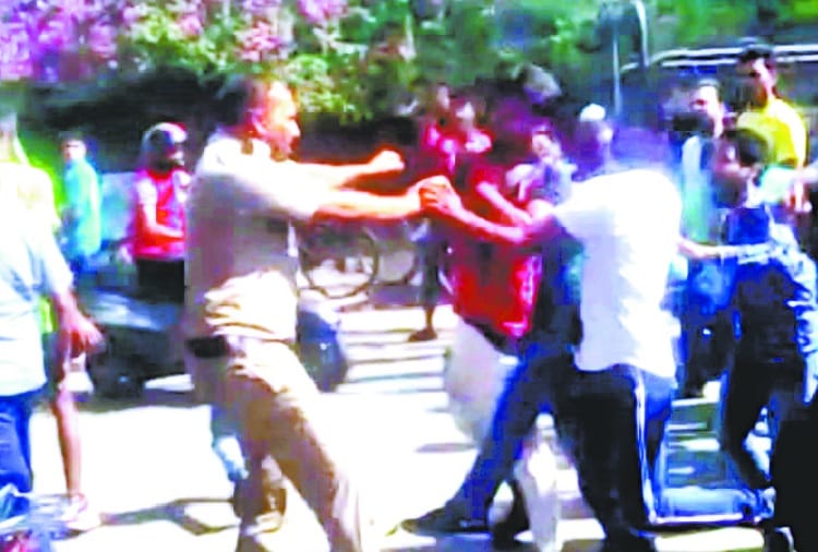 कांस्टेबल ने महिला को मारा थप्पड़, लोगों ने की जमकर धुनाई