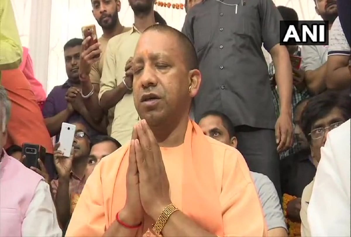 Yogi adityanath in Hanuman temple of Lucknow