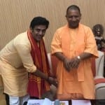 गोरखपुर से भाजपा प्रत्याशी रवि किशन व मुख्यमंत्री योगी आदित्यनाथ।