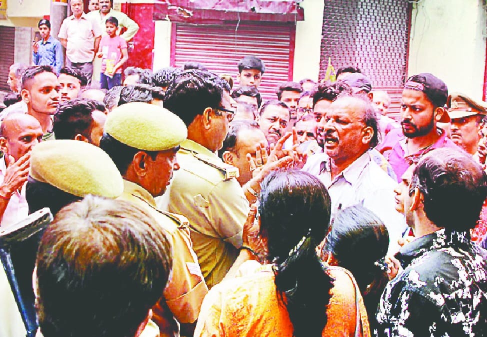 Traders flutter on removal of encroachment, sitting on dharna