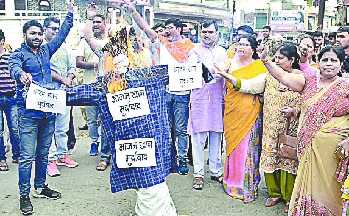 aajam ke khilaaf sarak par utri mahilaaye