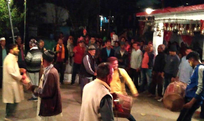 Holi singing after the conclusion of the Chaitola Fair