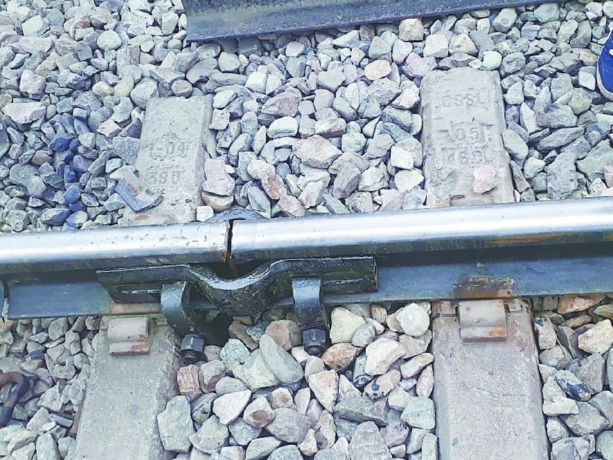 Rail tracks unsettled due to rupture, train stopped 20 minutes