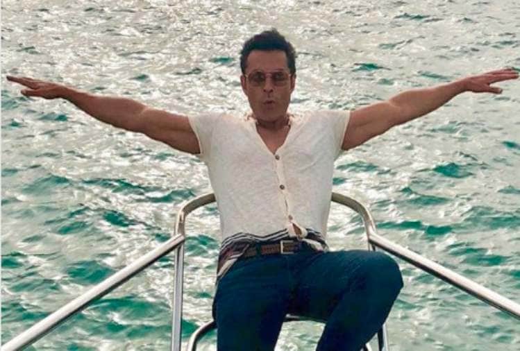 bobby deol will work with shah rukh khan in digital platform