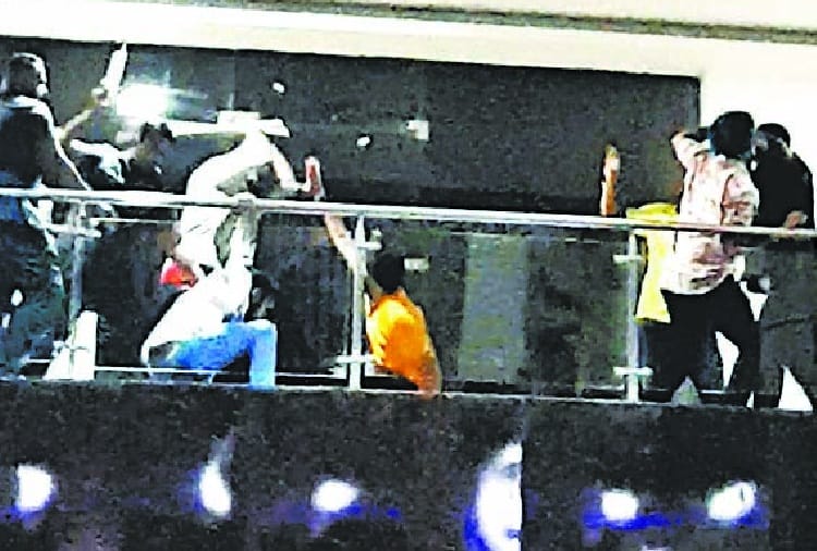 Boy Beaten by Bouncers outside Zunkyard Discothek in Zirakpur of Chandigarh Ambala National Highway