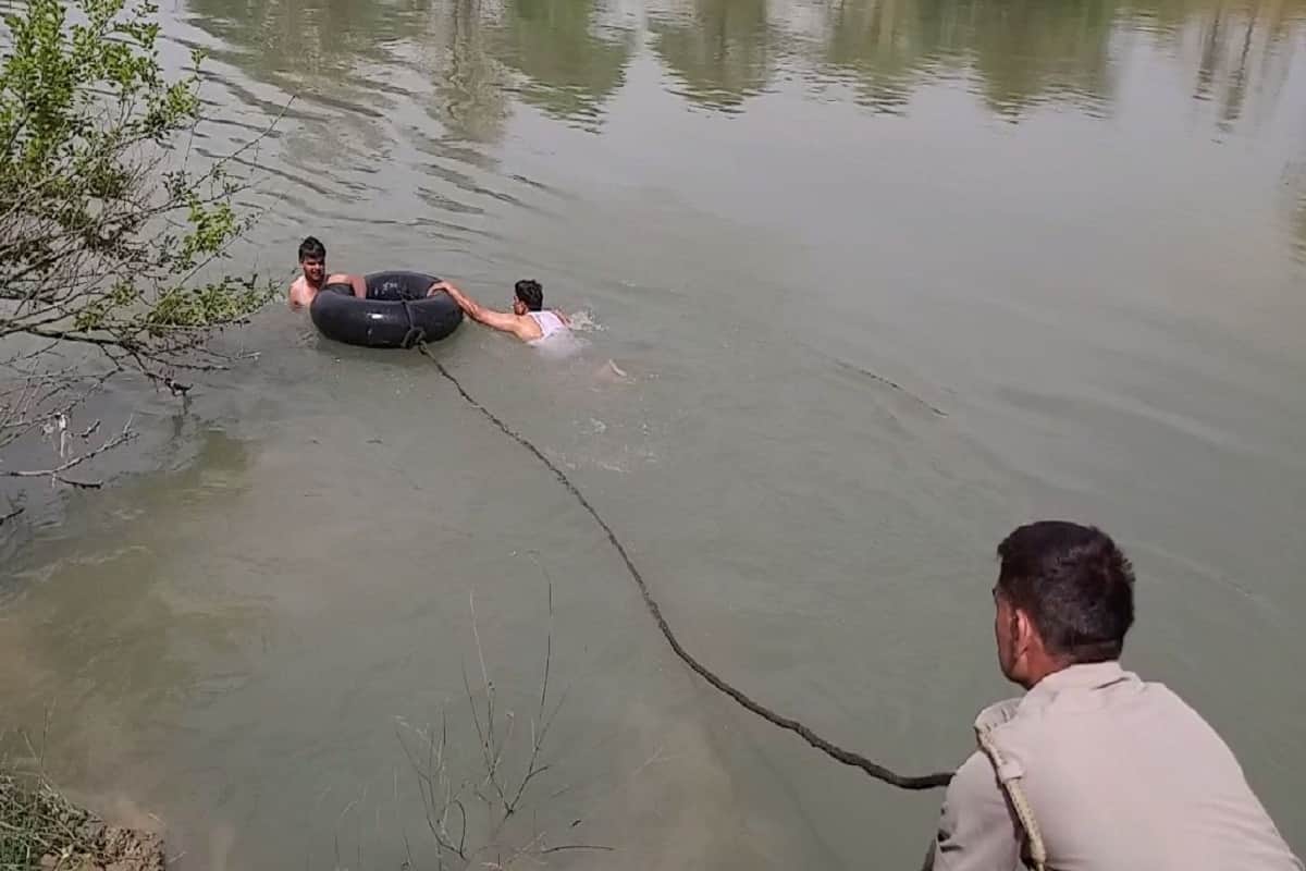 Scorpio car fall in khatauli gang canal at muzaffarnagar and three friend dies