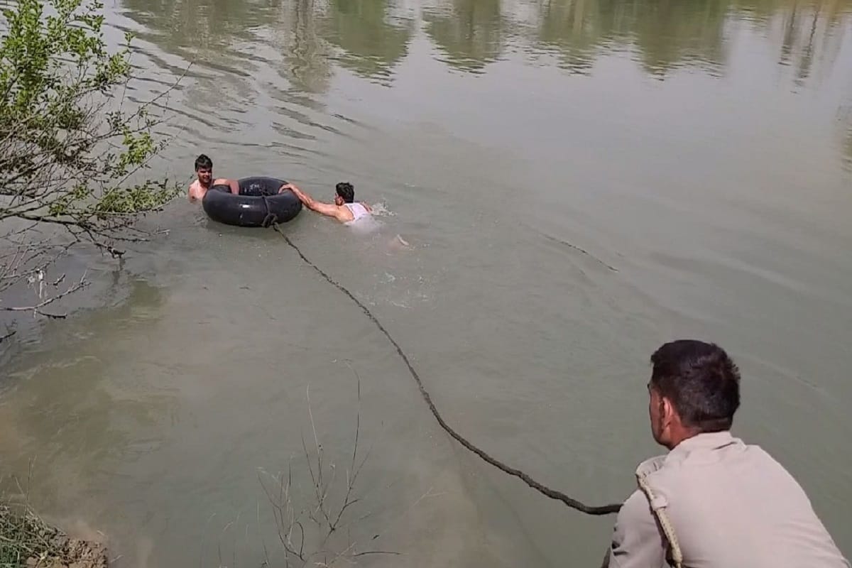 Scorpio car fall in khatauli gang canal at muzaffarnagar and three friend dies