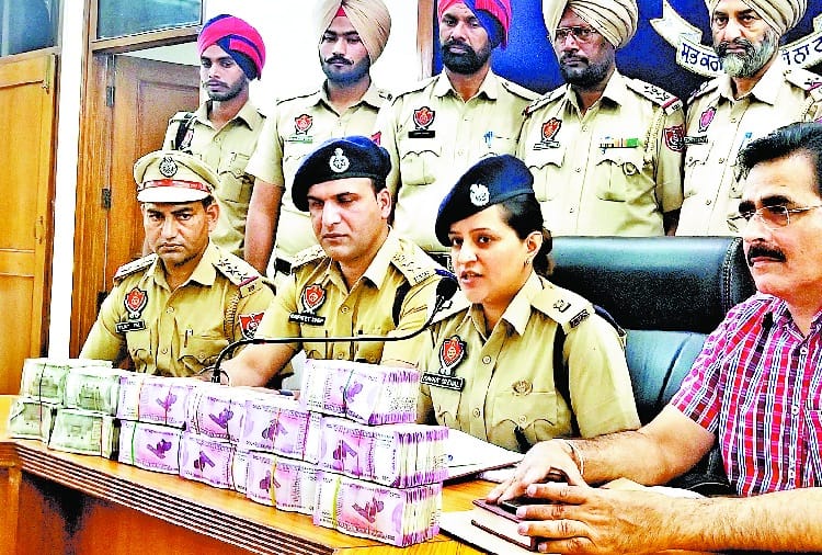 Cash Recovery from Uttrakhand Number Car on Rajpura GT Road of Patiala in Punjab
