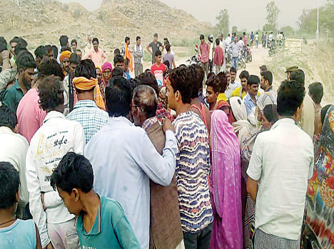 Youth leap from mountain, death