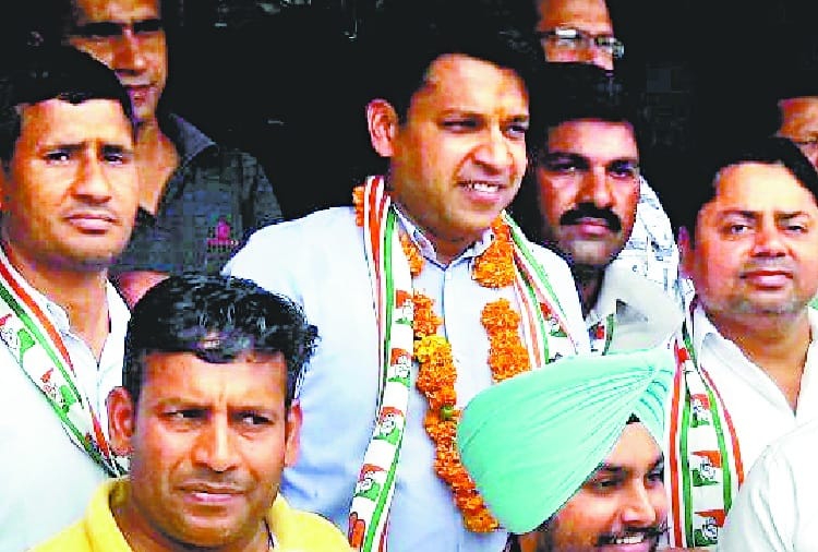 Lok sabha Elections 2019, Congress Candidate Pawan Bansal Son Embarrassed by Shopkeepers