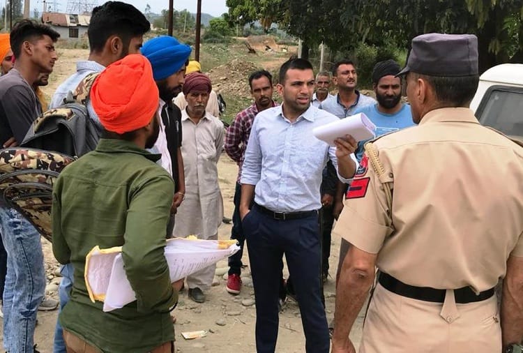 Indian Farmer Beaten by Pakistani Intruder on Zero Line in Pathankot of Punjab