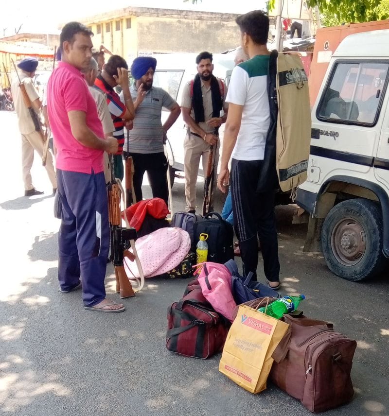 अव्यवस्थाओं के बीच रवाना हुई पोलिंग पार्टियां