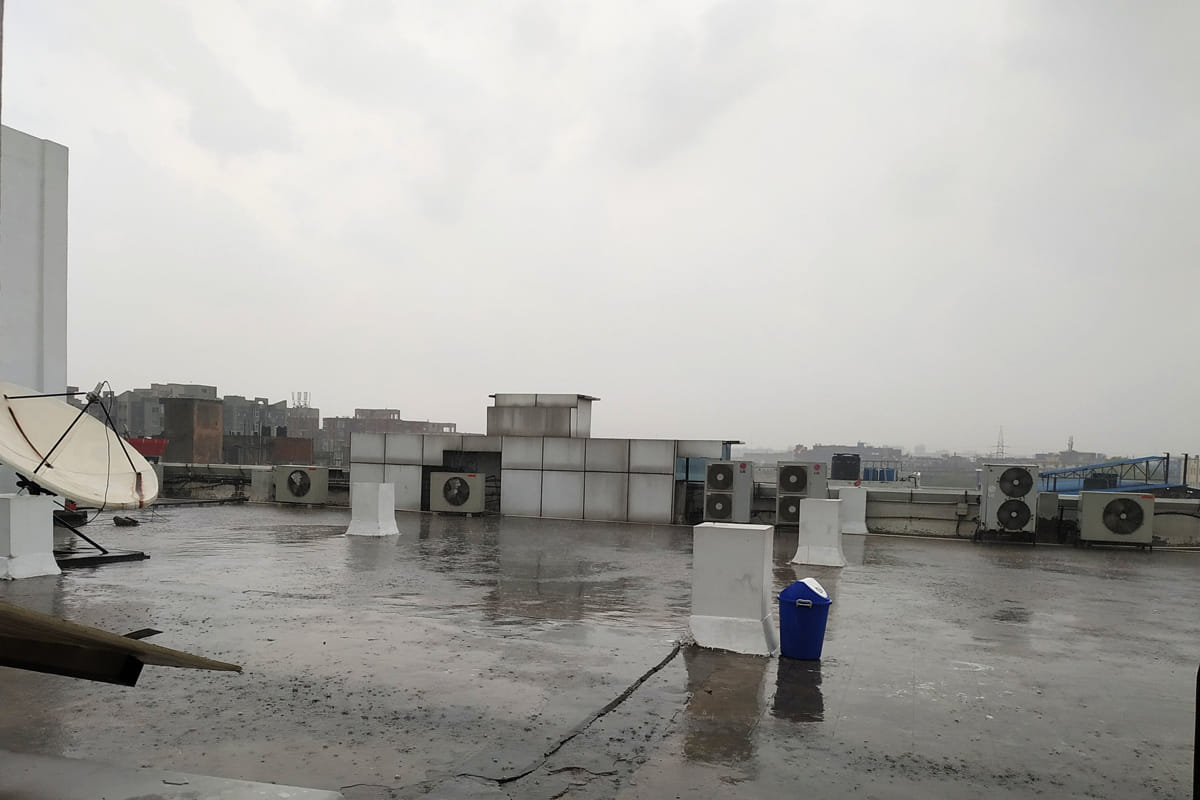 delhi ncr weather update rain and strong wind blowing in many areas