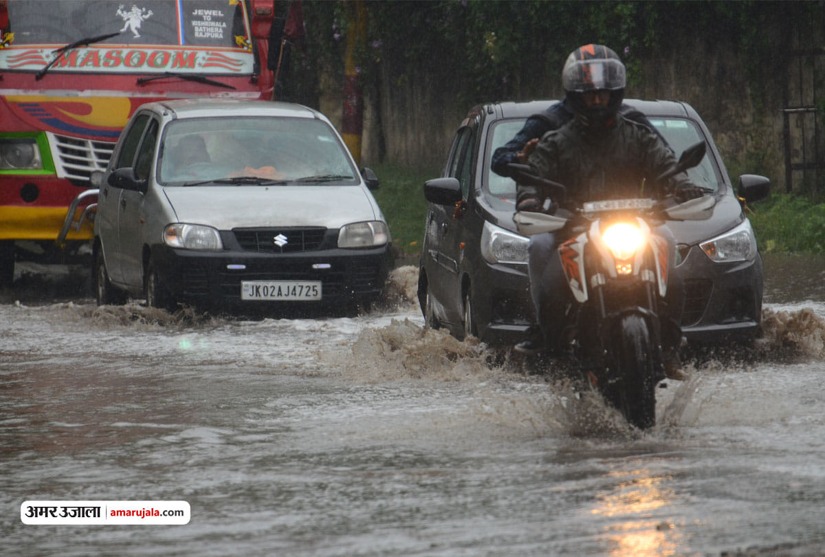 heavy rainfall in jammu kashmir, jammu srinagar highway closed for three hours due to landslide