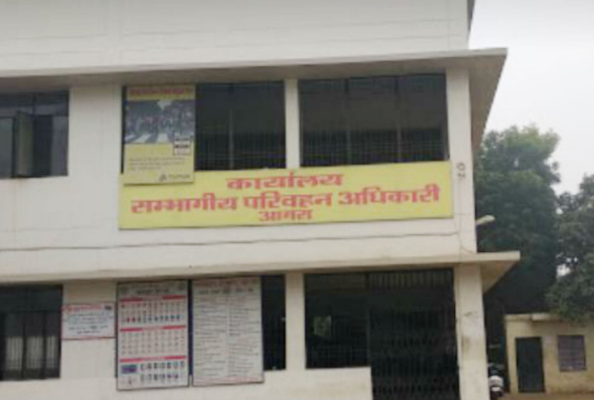 two constables misbehave with lady officer of RTO in agra