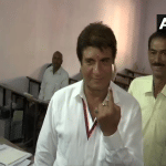 वोट करने पहुंचे राज बब्बर