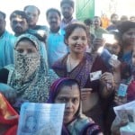 बूथ के बाहर मतदाताओं की भीड़