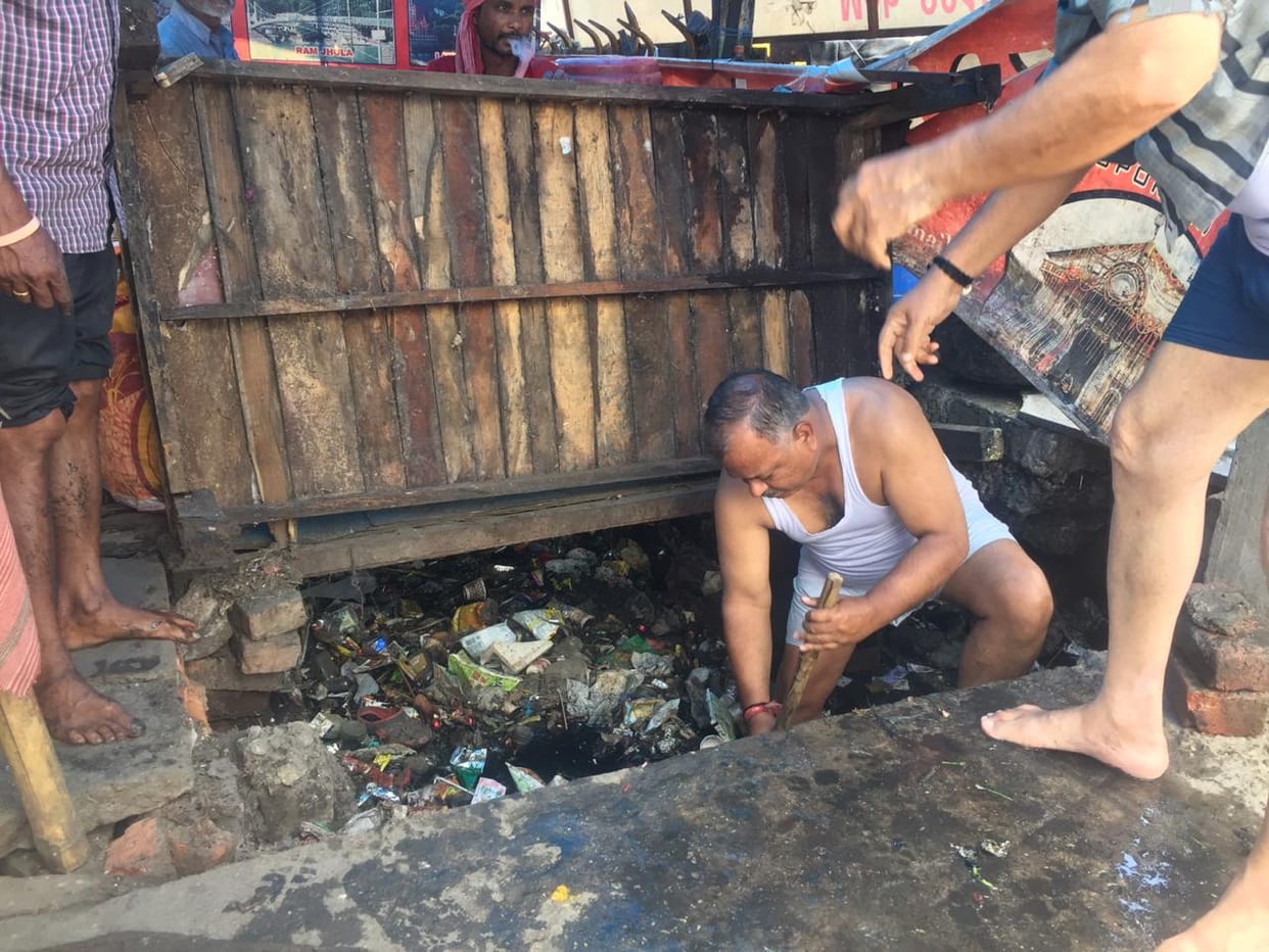 haridwar mayor anita sharma husband ashok sharma clean nala himslef