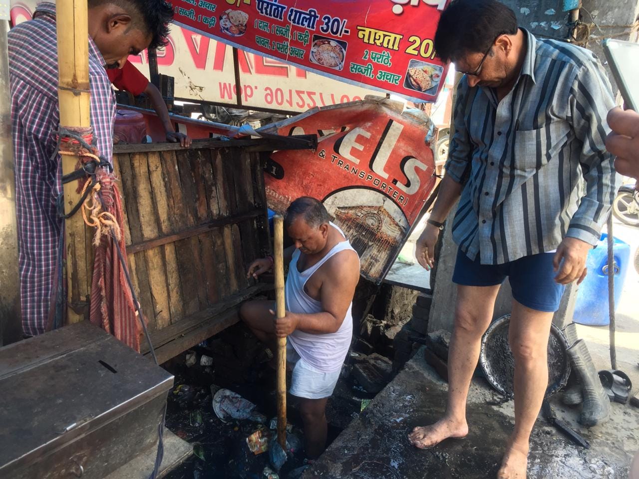 haridwar mayor anita sharma husband ashok sharma clean nala himslef