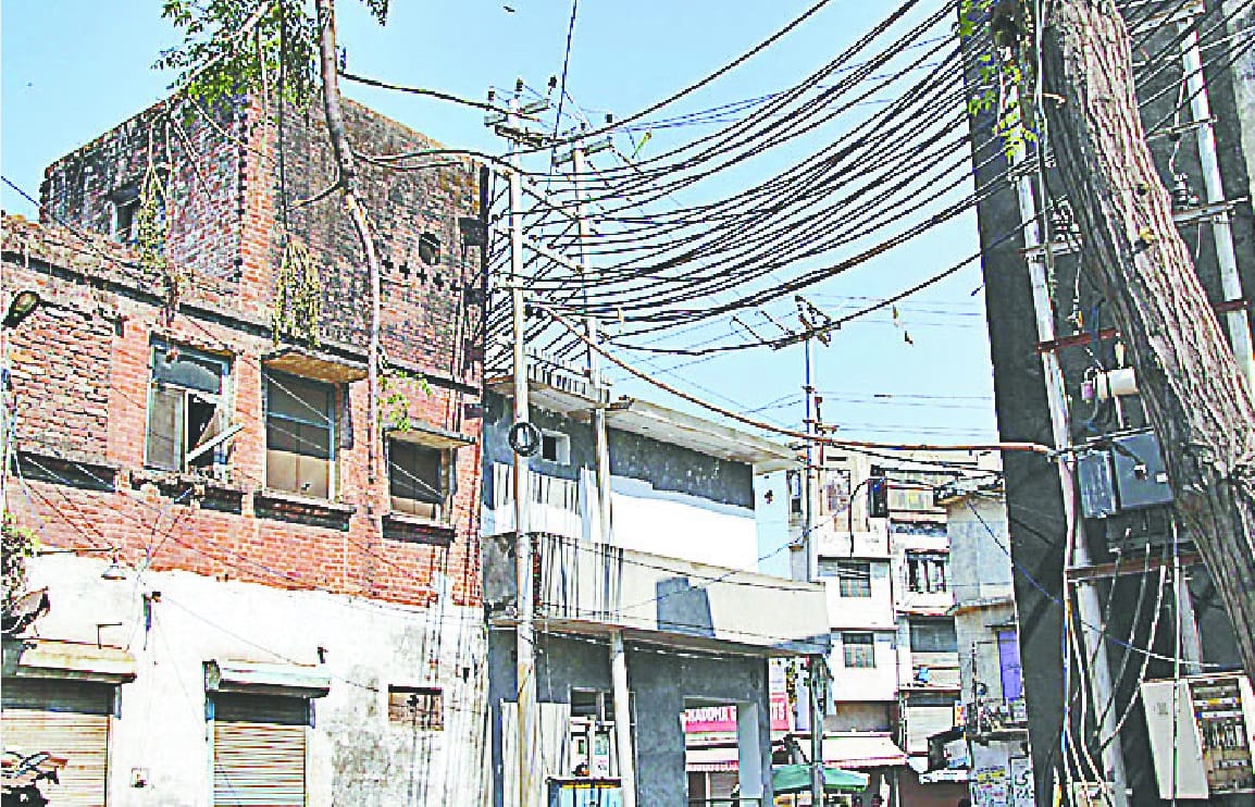 Wiring  in the city, waiting for the accident