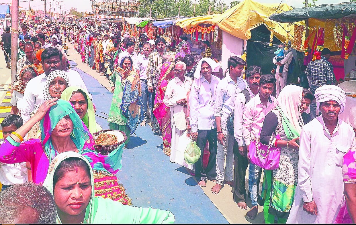 Mother Bala Sundari has a lot of belief here, devotees offered offerings in line