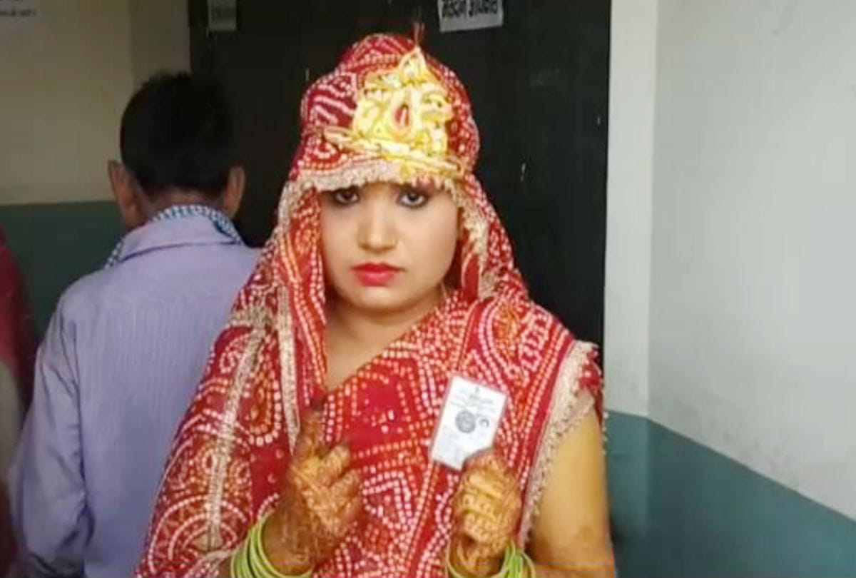 Agra Lok Sabha Election 2019 Live Voting bride groom casts vote Agra News Update Today